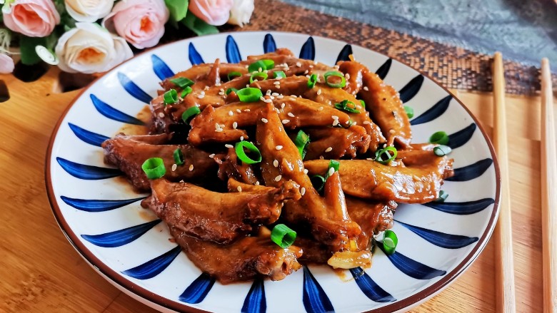 蒜香鸡翅尖,炖至汤汁收干,鸡翅熟透,即可出锅盛出,撒上白芝麻和葱花即可