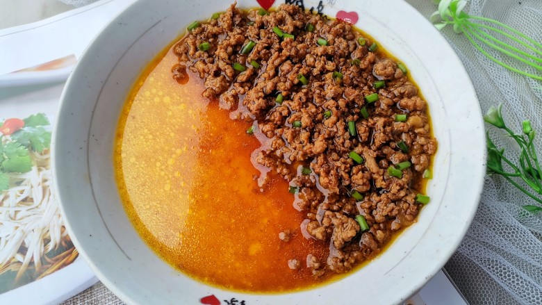 肉末鸡蛋羹,淋在鸡蛋羹上,撒<a style='color:red;display:inline-block;' href='/shicai/ 3250'>葱</a>花开吃。