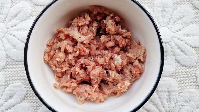 肉末鸡蛋羹,煮鸡蛋的同时肉切末,