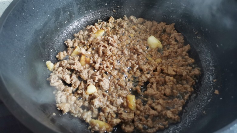 肉末鸡蛋羹,锅中炒至变色,