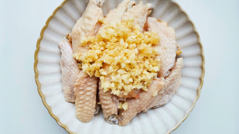 蒜香鸡翅尖,<a style='color:red;display:inline-block;' href='/shicai/ 5539'>鸡翅尖</a>对半切开,加入蒜末,