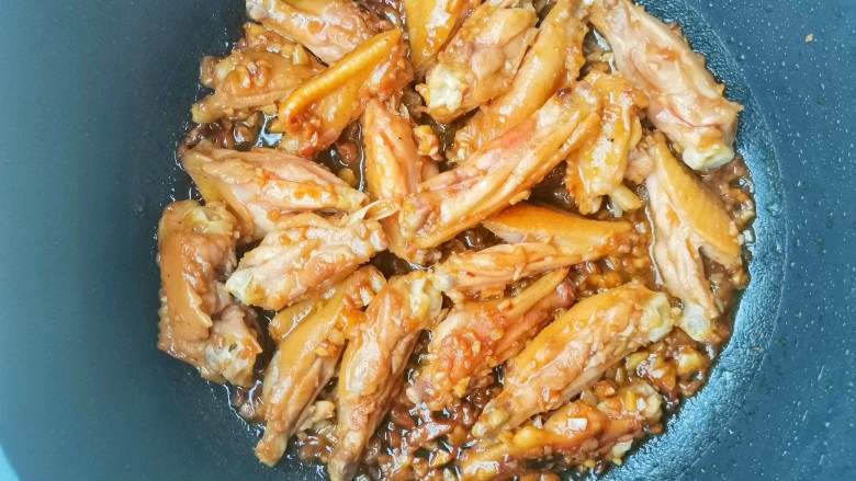 蒜香鸡翅尖,翻炒均匀,