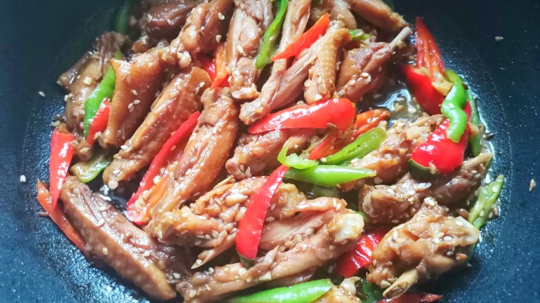 蒜香鸡翅尖,炒匀,