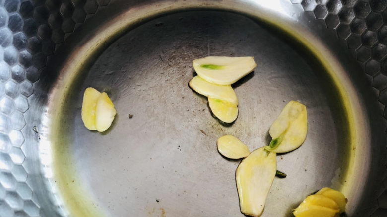 上汤菠菜,锅中倒入少许食用油,放入姜片、蒜片炒出香味,