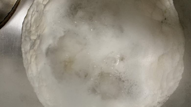 家常红烧肉,水开加入五花肉再煮开。