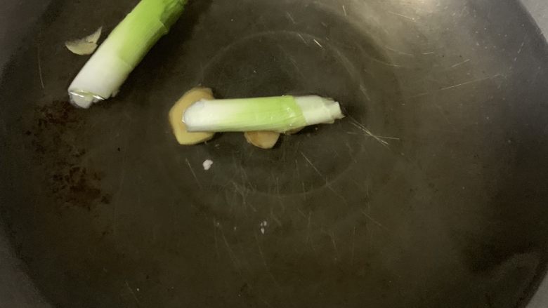 家常红烧肉,加入葱姜。