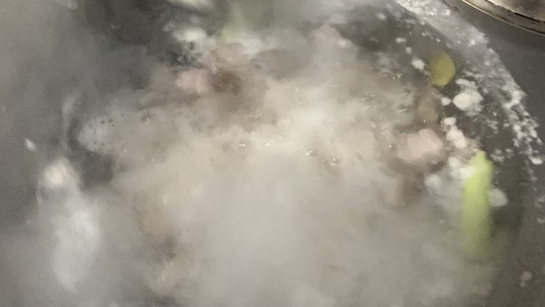家常红烧肉,去掉浮末再煮20分钟。