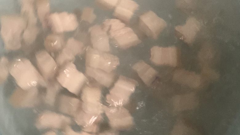 家常红烧肉,捞出过冷水。
