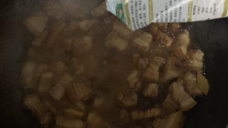 家常红烧肉,加入味精调味。