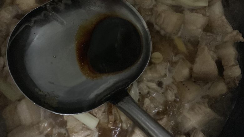 家常红烧肉,加入老抽。