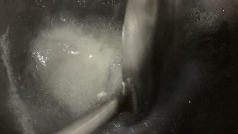 家常红烧肉,加入糖。