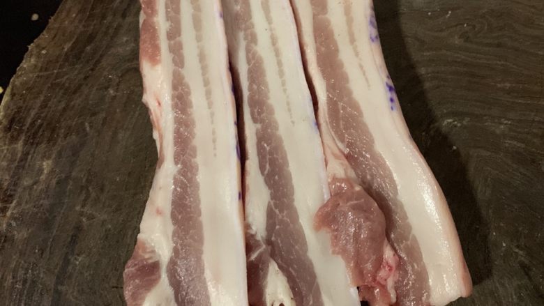 家常红烧肉,切长条。