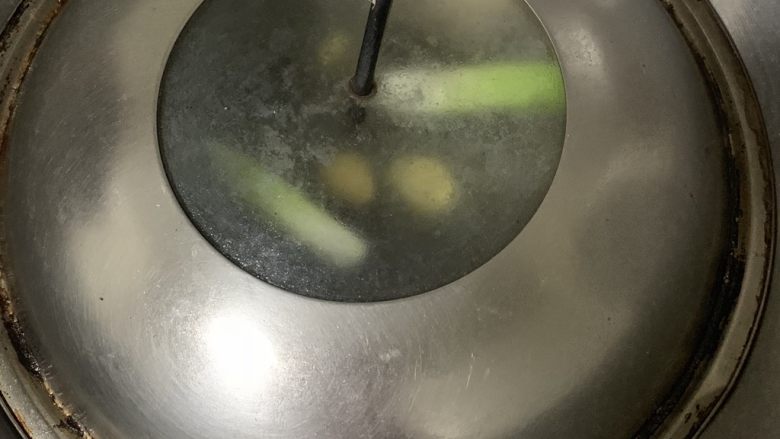 家常红烧肉,盖盖子煮开。