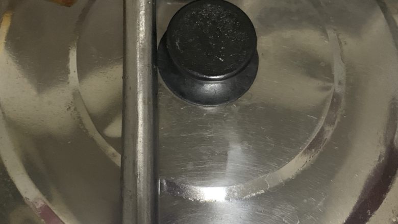 家常红烧肉,大火盖盖子煮开后转小火慢慢煮30分钟。