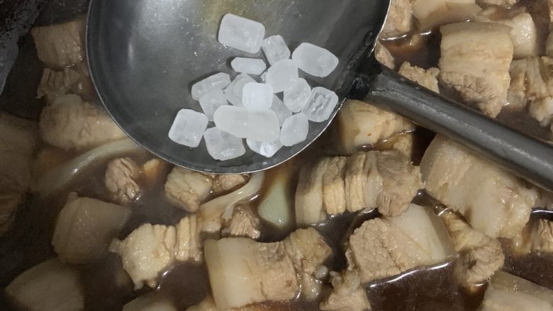 家常红烧肉,加入冰糖。