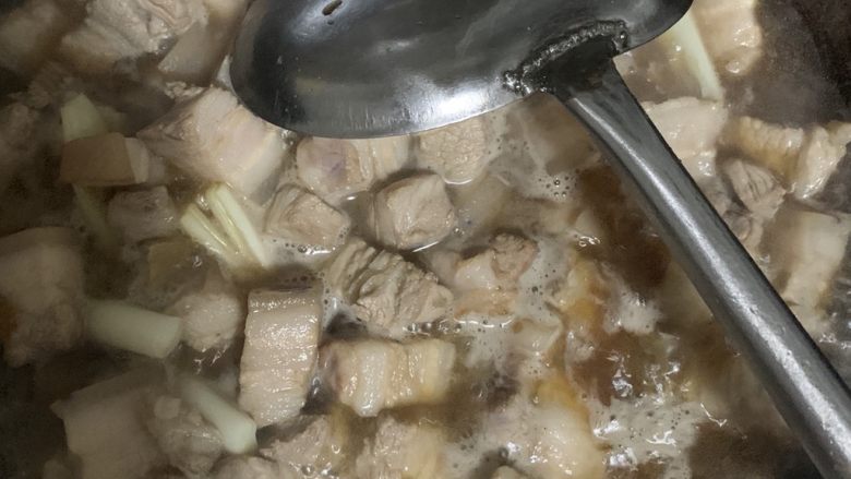 家常红烧肉,翻拌均匀,不要让糖色粘底。