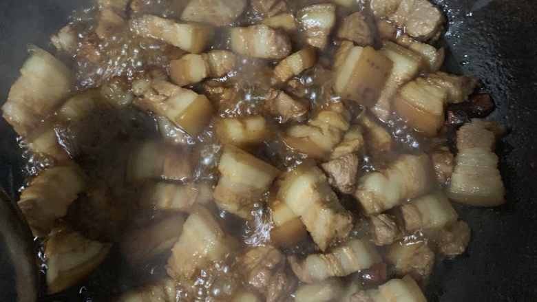 家常红烧肉,开盖收汁。