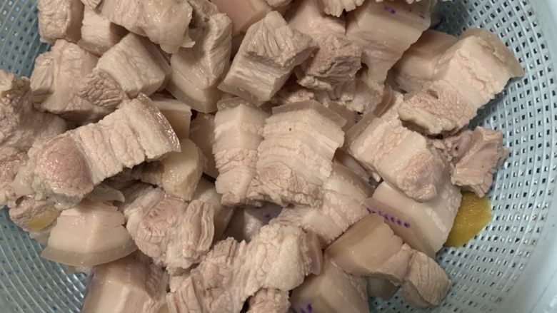 家常红烧肉,捞起沥干水份备用。