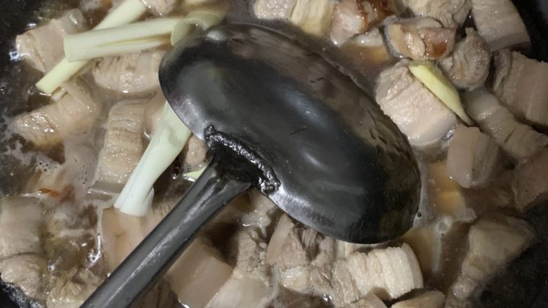 家常红烧肉,再加入正好淹没肉的水。