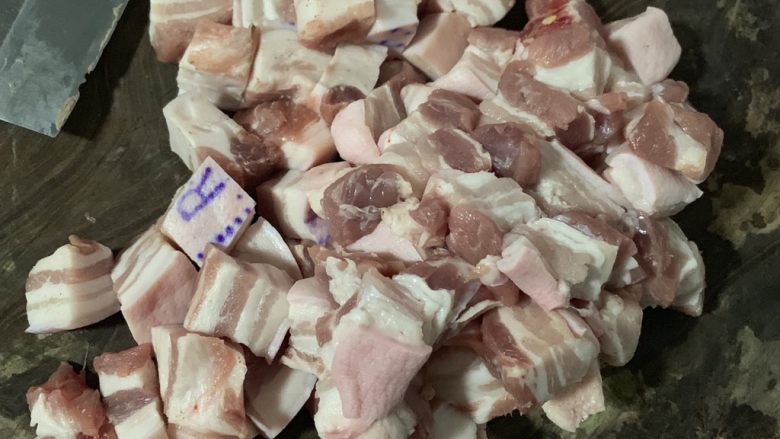 家常红烧肉,再切小块。