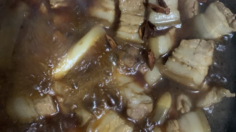 家常红烧肉,加入八角。