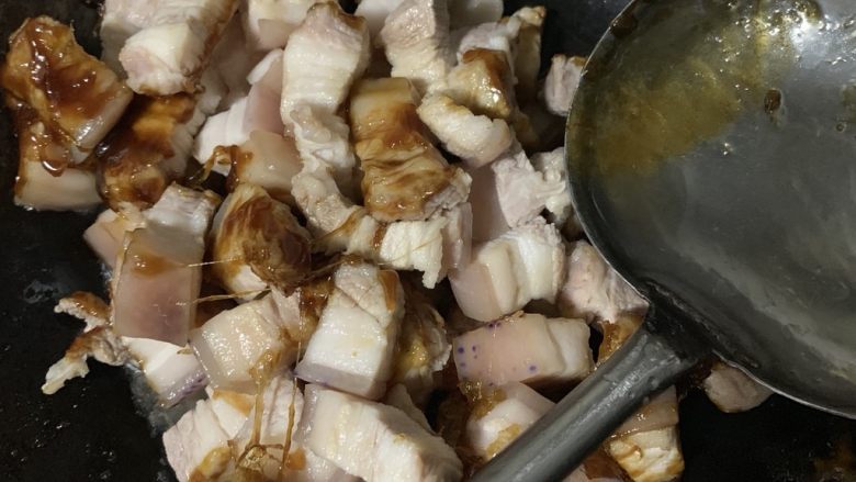 家常红烧肉,不停翻炒均匀。