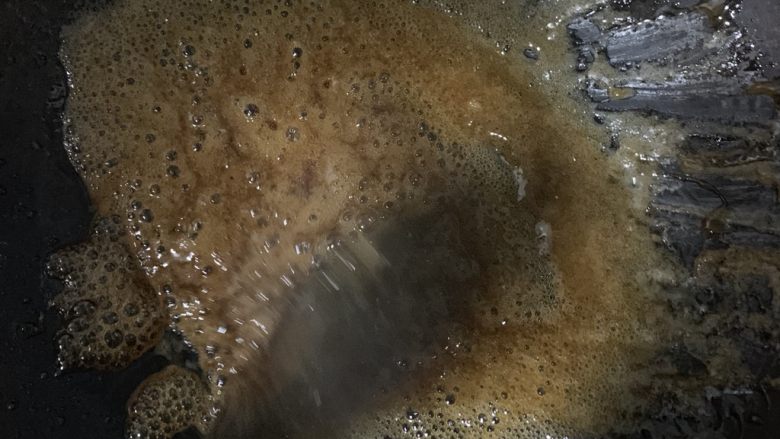家常红烧肉,变焦糖色要注意翻炒不要粘锅。