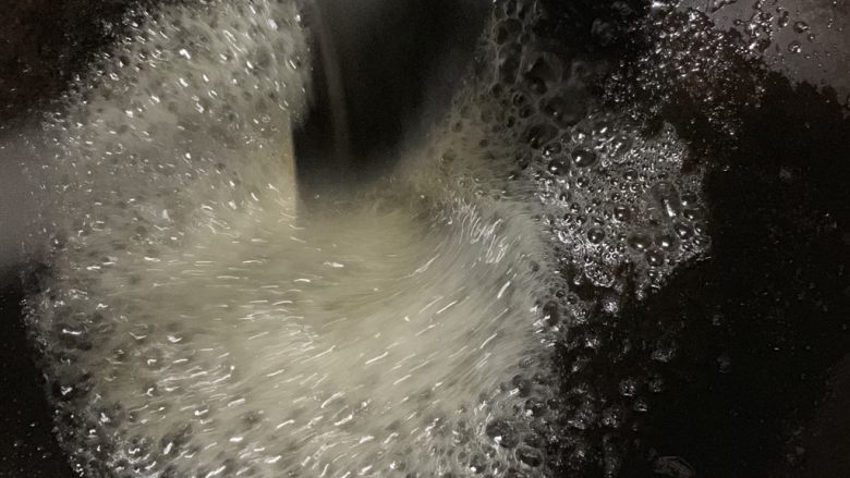 家常红烧肉,一个方向搅拌直到出现小泡。