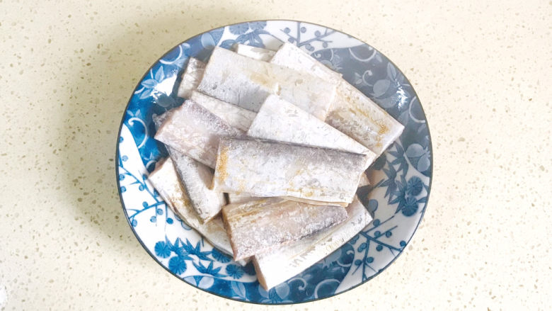 茄汁带鱼,搅拌均匀,静置腌制入味