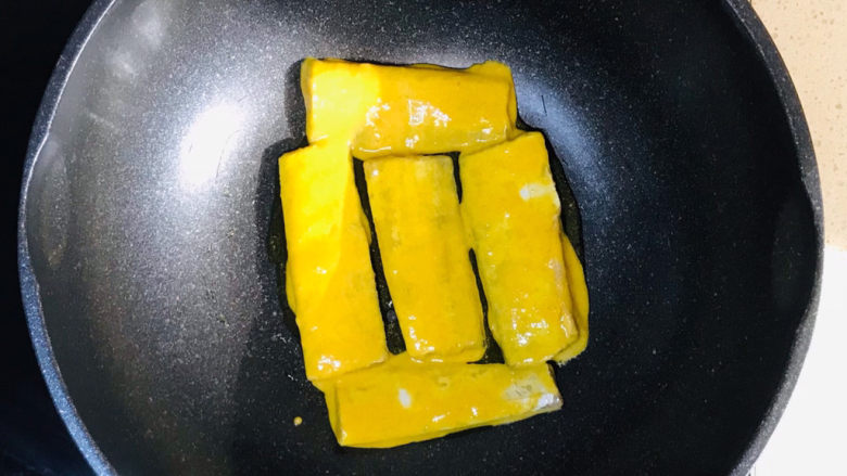 茄汁带鱼,将挂糊后的带鱼,整齐地码放进锅里