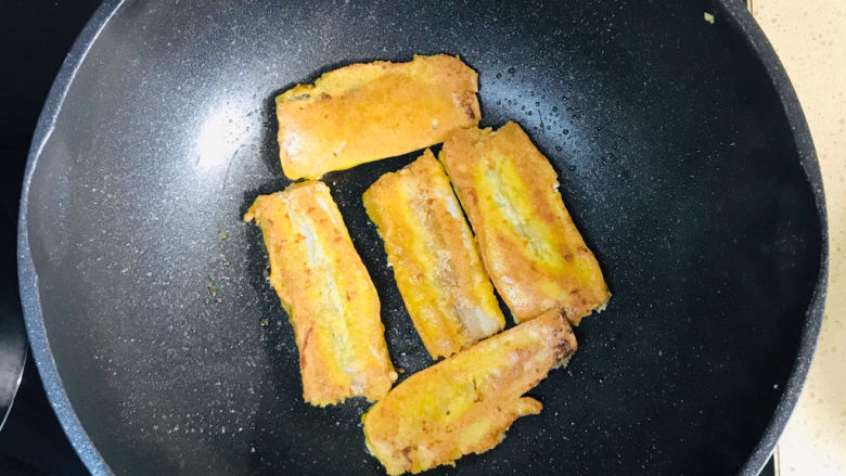 茄汁带鱼,中火,反正两面均匀地煎至金黄色
