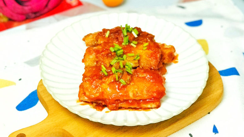 茄汁带鱼,装盘后,撒上少许葱花装饰