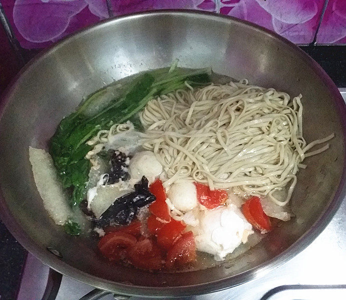 三鲜面,将面条捞起,放至鱼丸锅中