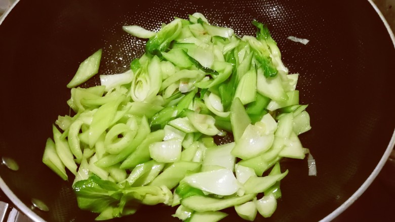 清炒油菜,约1分钟,油菜塌软。