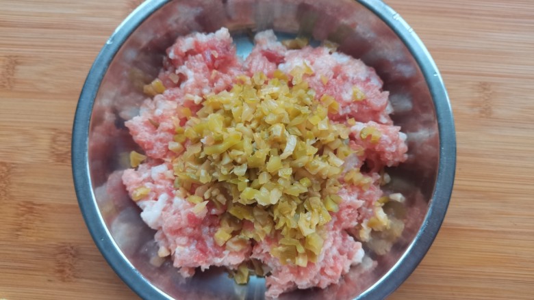 榨菜蒸肉饼,肉末放盘中,放入榨菜