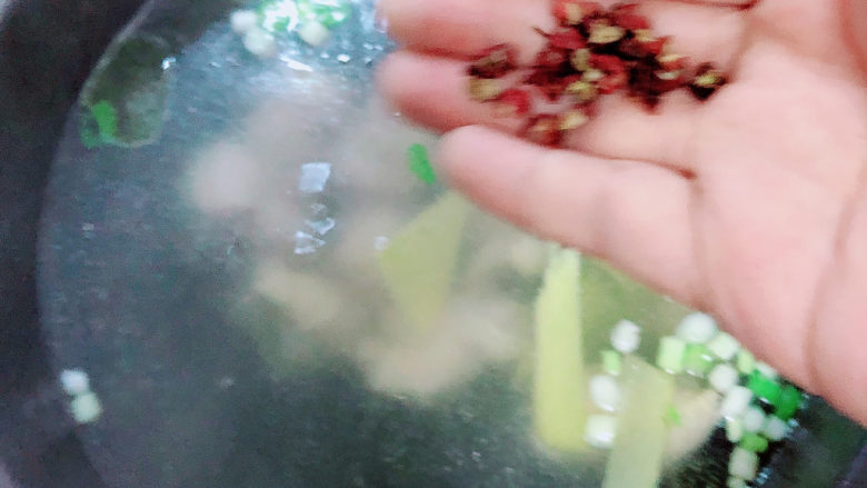 三鲜面,放入<a style='color:red;display:inline-block;' href='/shicai/ 134659'>花椒粒</a>、盐,继续炖煮5分钟。