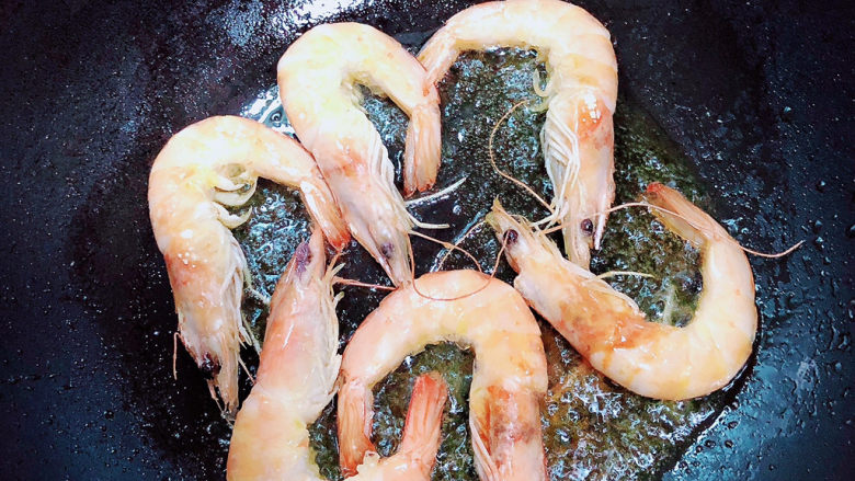 三鲜面,另起一锅,锅中倒入少许油,加热至五成热,放入大虾,煎至金黄。