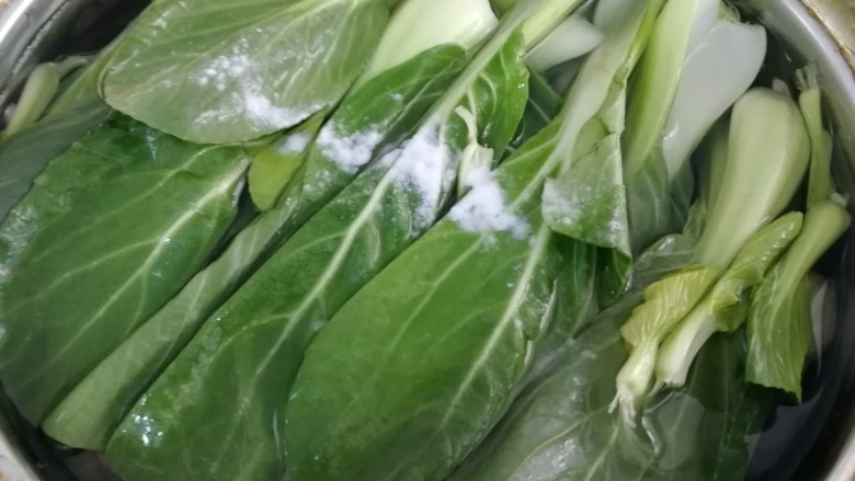 清炒油菜,加少许小苏打泡几分钟,清水冲洗干净。