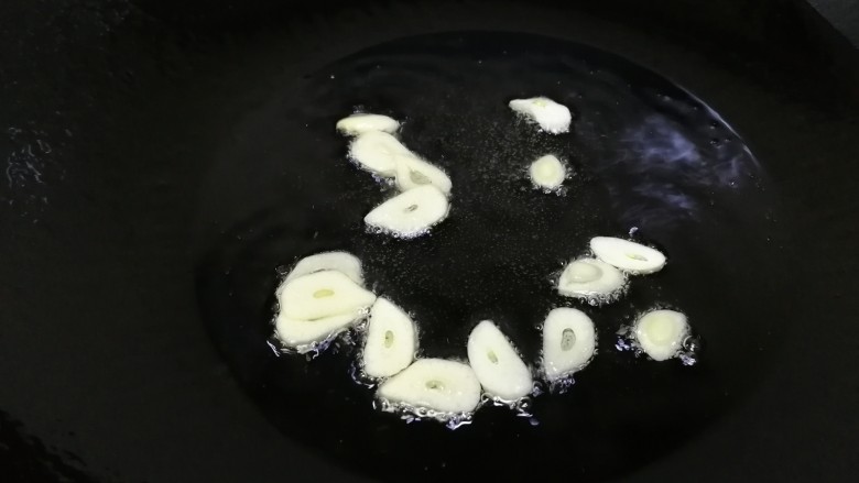 清炒油菜,放入蒜片,文火炒香。