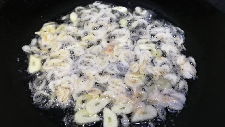 清炒油菜,放入虾皮,文火炒香。