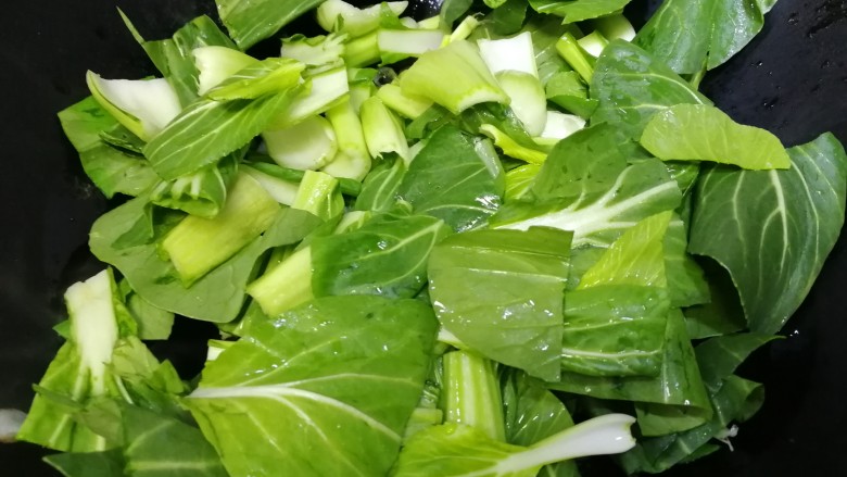 清炒油菜,油6成热,放入油菜。