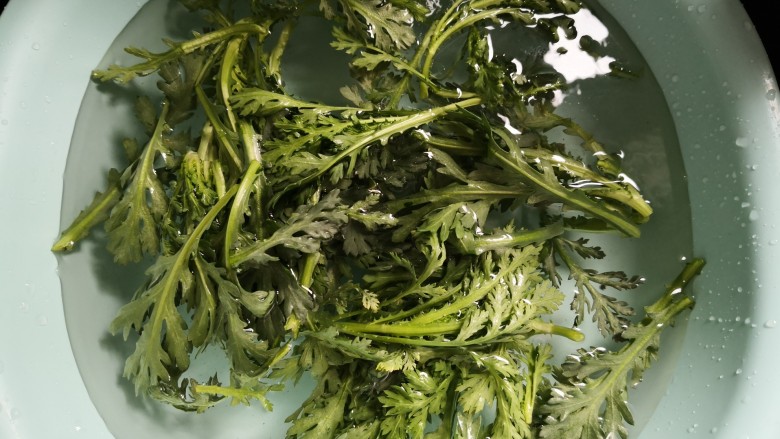 茼蒿鱼丸汤,<a style='color:red;display:inline-block;' href='/shicai/ 134'>茼蒿</a>清洗干净