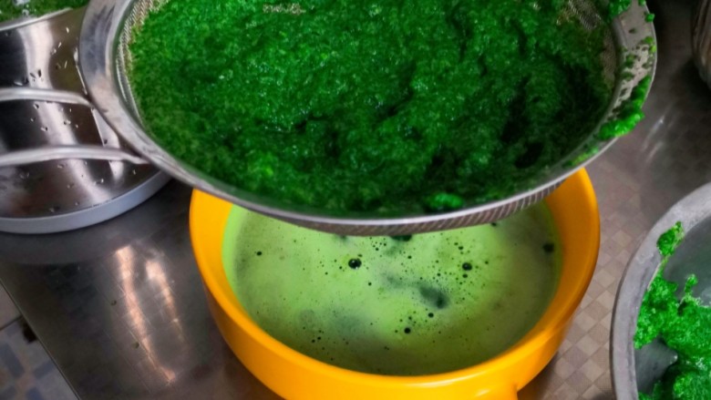 补铁的菠菜溶豆（做给家里需要添辅食和不爱吃蔬菜的宝宝）,先把<a style='color:red;display:inline-block;' href='/shicai/ 117'>菠菜</a>洗净煮一下，去一下草酸，加适量的水用榨汁机榨成汁，再用过滤网过滤一下