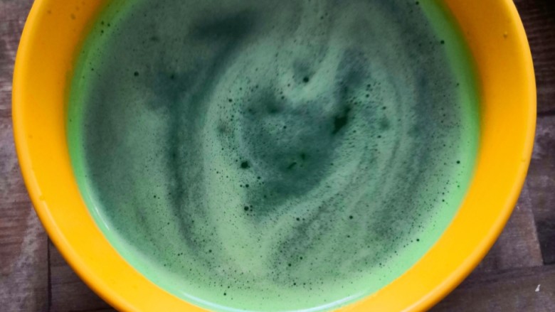 补铁的菠菜溶豆（做给家里需要添辅食和不爱吃蔬菜的宝宝）,把过滤好的菠菜汁放入碗中