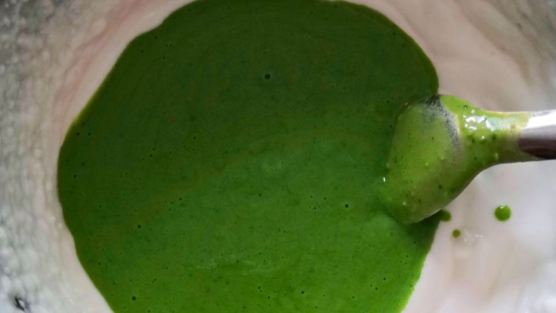 补铁的菠菜溶豆（做给家里需要添辅食和不爱吃蔬菜的宝宝）,倒入菠菜糊快速翻拌均匀