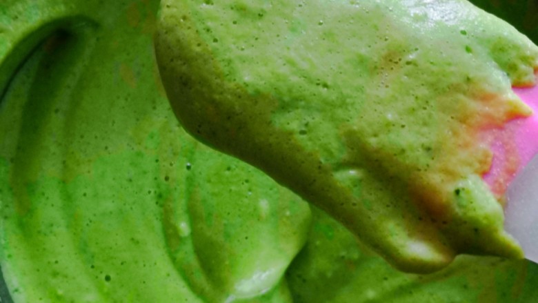 补铁的菠菜溶豆（做给家里需要添辅食和不爱吃蔬菜的宝宝）,这样在铲子上不易滴落就成功了（如果太稀就再加点奶粉，太稀不易成型）