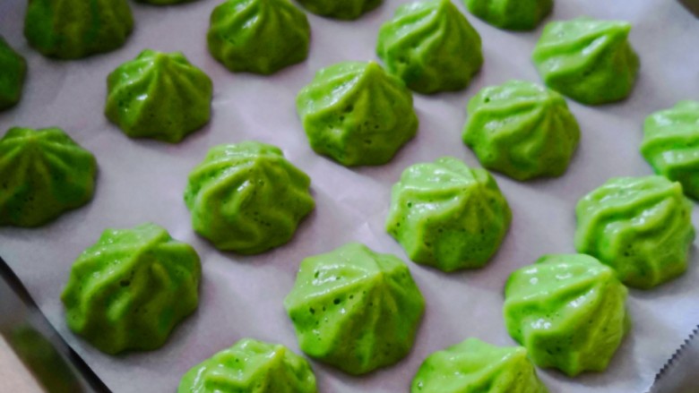 补铁的菠菜溶豆（做给家里需要添辅食和不爱吃蔬菜的宝宝）,装入裱花袋挤入烤盘，烤箱90度烤60分钟（每个烤箱都不一样，按照自己家烤箱的脾气来）