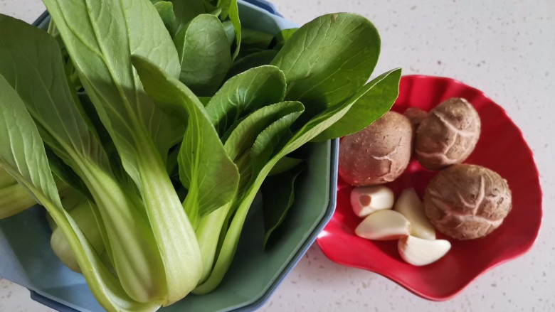 清炒油菜,准备食材备用