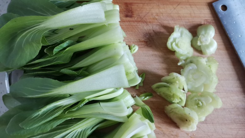 清炒油菜,油菜切去根部,然后掰散