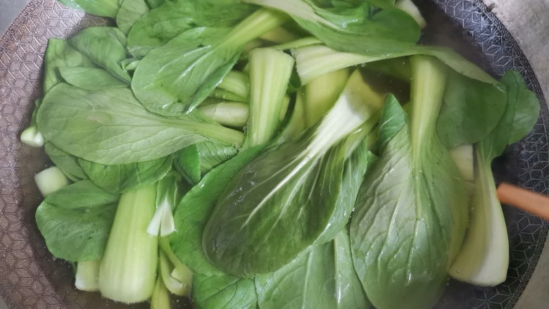 清炒油菜,锅中烧水加入适量的盐和油水,开下入油菜焯水一分钟捞出备用